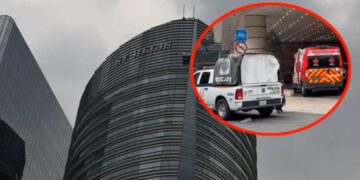 Rescatan a limpiador de vidrios atrapado a más de 30 pisos del hotel St. Regis de Reforma (VIDEO)