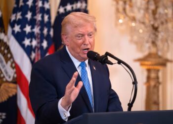 Trump amenaza con recurrir a agentes de ICE para seguridad en aeropuertos