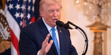 Trump amenaza con recurrir a agentes de ICE para seguridad en aeropuertos