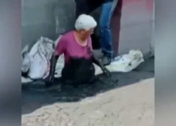 ¡Lamentable! En Ecatepec, adulta mayor cae en una coladera (VIDEO).