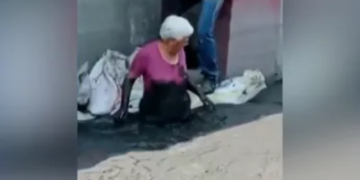 ¡Lamentable! En Ecatepec, adulta mayor cae en una coladera (VIDEO).