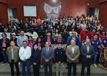 Abanderan a estudiantes de Hidalgo rumbo al Mundial de Robótica VEX