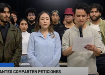 Alumnos del IPN irrumpen en instalaciones del Canal Once.