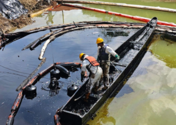 Tras derrame retiran 889 toneladas de petróleo en playas mexicanas.