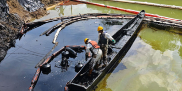 Tras derrame retiran 889 toneladas de petróleo en playas mexicanas.