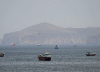 Irán ataca en Ormuz y toma control de dos buques.