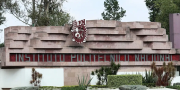 Alumnos del IPN enfrentan crisis de pagos en Reino Unidos.