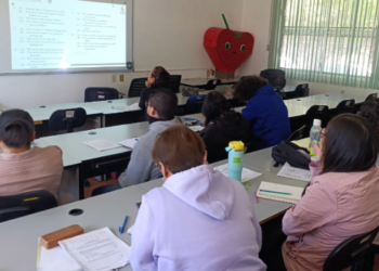 Capacitan en enseñanza del inglés a docentes de la región Tenango de Doria.