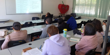 Capacitan en enseñanza del inglés a docentes de la región Tenango de Doria.