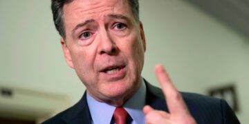 Juez ordena la detención de James Comey, ex director del FBI