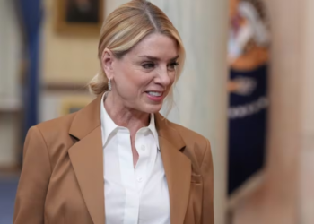 Donald Trump despide a la fiscal general Pam Bondi.