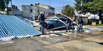 SEPH evalúa daños tras colapso de barda en Escuela Secundaria de Mineral de la Reforma