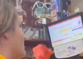 Mujer olvida su tarjeta Spin y capta a Lady OXXO usándola (VIDEO)