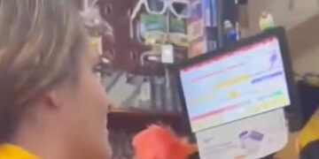 Mujer olvida su tarjeta Spin y capta a Lady OXXO usándola (VIDEO)