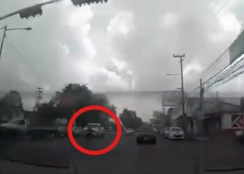 Motociclista es arrastado varios metros por conductor en Tultitlán, Edomex