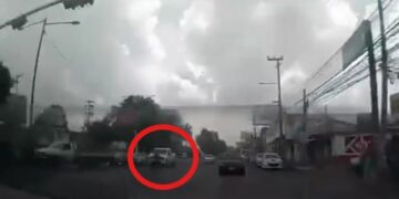 Motociclista es arrastado varios metros por conductor en Tultitlán, Edomex