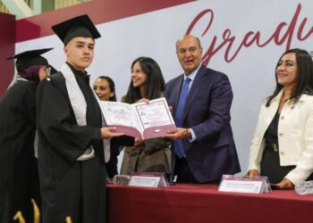 Entrega Natividad Castrejón 229 títulos a egresados de la UTVAM