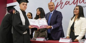 Entrega Natividad Castrejón 229 títulos a egresados de la UTVAM