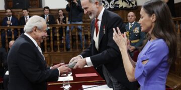 Gonzalo Celorio recibe Premio Cervantes de manos del rey de España