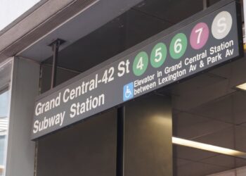 Hombre armado con machete apuñala a tres personas en el metro de Nueva York