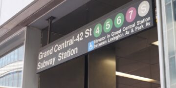 Hombre armado con machete apuñala a tres personas en el metro de Nueva York