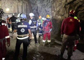 A 13 días de estar atrapados, encuentran a dos mineros, uno de ellos sin vida