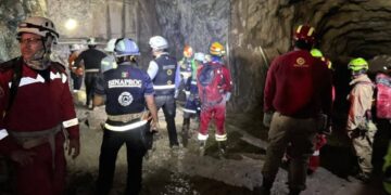 A 13 días de estar atrapados, encuentran a dos mineros, uno de ellos sin vida