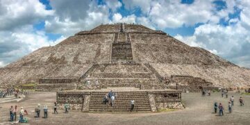 Reabren zona arqueológica de Teotihuacán con improvisada revisión de mochilas