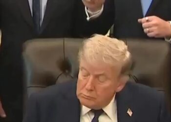 Captan a Trump dormido en evento oficial; reavivan dudas sobre su salud