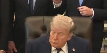 Captan a Trump dormido en evento oficial; reavivan dudas sobre su salud