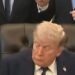 Captan a Trump dormido en evento oficial; reavivan dudas sobre su salud