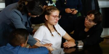 Wendy Gabriela, apuñalada por su pareja, denuncia amenazas para retirar cargos por intento de feminicidio
