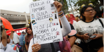 ARMYS sin boleto arman su concierto afuera del Estadio GNP.