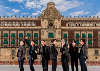 ARMYS se reúnen en el Zócalo para ver a BTS en Palacio Nacional.