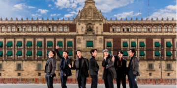 ARMYS se reúnen en el Zócalo para ver a BTS en Palacio Nacional.