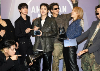 BTS emociona a fans y domina la noche en los AMAs.