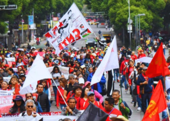 CNTE y jubilados paralizan la CDMX con megamarcha y protesta.
