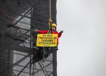 Greenpeace coloca manta en Bellas Artes contra proyecto en Mahahual
