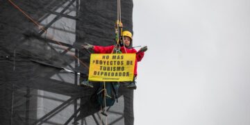 Greenpeace coloca manta en Bellas Artes contra proyecto en Mahahual