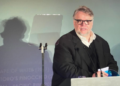 Guillermo del Toro recibe el BFI Fellowship por su trayectoria.