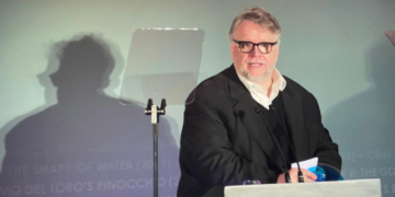 Guillermo del Toro recibe el BFI Fellowship por su trayectoria.