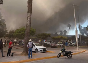 Incendio consume plaza comercial en Sinaloa; reportan 5 muertos.