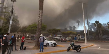 Incendio consume plaza comercial en Sinaloa; reportan 5 muertos.