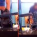 Alumnos colocan cámara escondida y descubren a maestro robando sus pertenencias y dinero