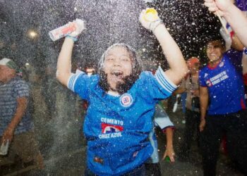 “Azul, azul”: aficionados cementeros celebran hasta la madrugada en Reforma