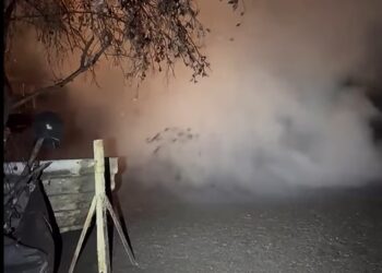 Un géiser nace dentro de una vivienda y provoca evacuaciones en Michoacán