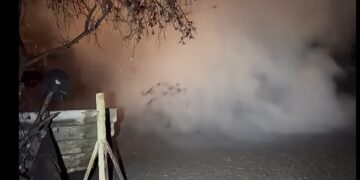 Un géiser nace dentro de una vivienda y provoca evacuaciones en Michoacán