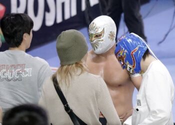 BTS sorprende en la Arena México para ver a Místico