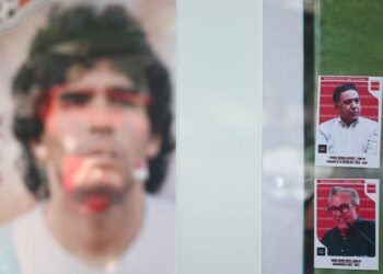Activistas intervienen "Estampas Monumentales" del Mundial en Reforma, CDMX
