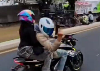 Motociclista dispara metralleta corta en Paseo de la Reforma frente a la FEMDO